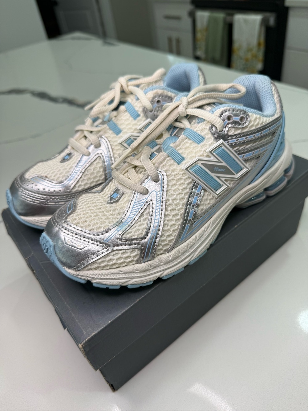 New Balance 1906R PS Kids Size 2.5 Y Silver Metallic Chrome Blue PC1906EW